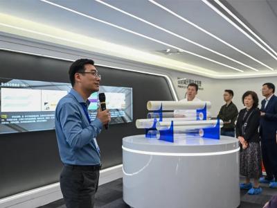 江蘇省建材行業(yè)協(xié)會(huì )理事長(cháng)一行蒞臨晨光集團參觀(guān)考察